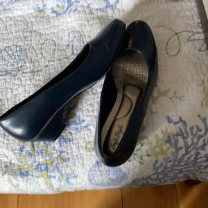 Navy low pumps 8.5 wide
